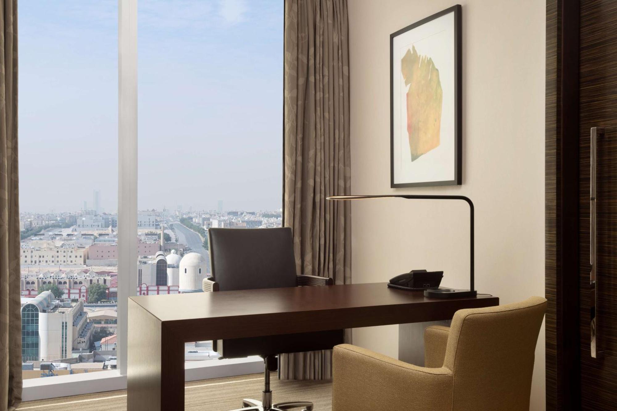Hilton Riyadh Hotel & Residences Eksteriør bilde A work desk in a hotel room