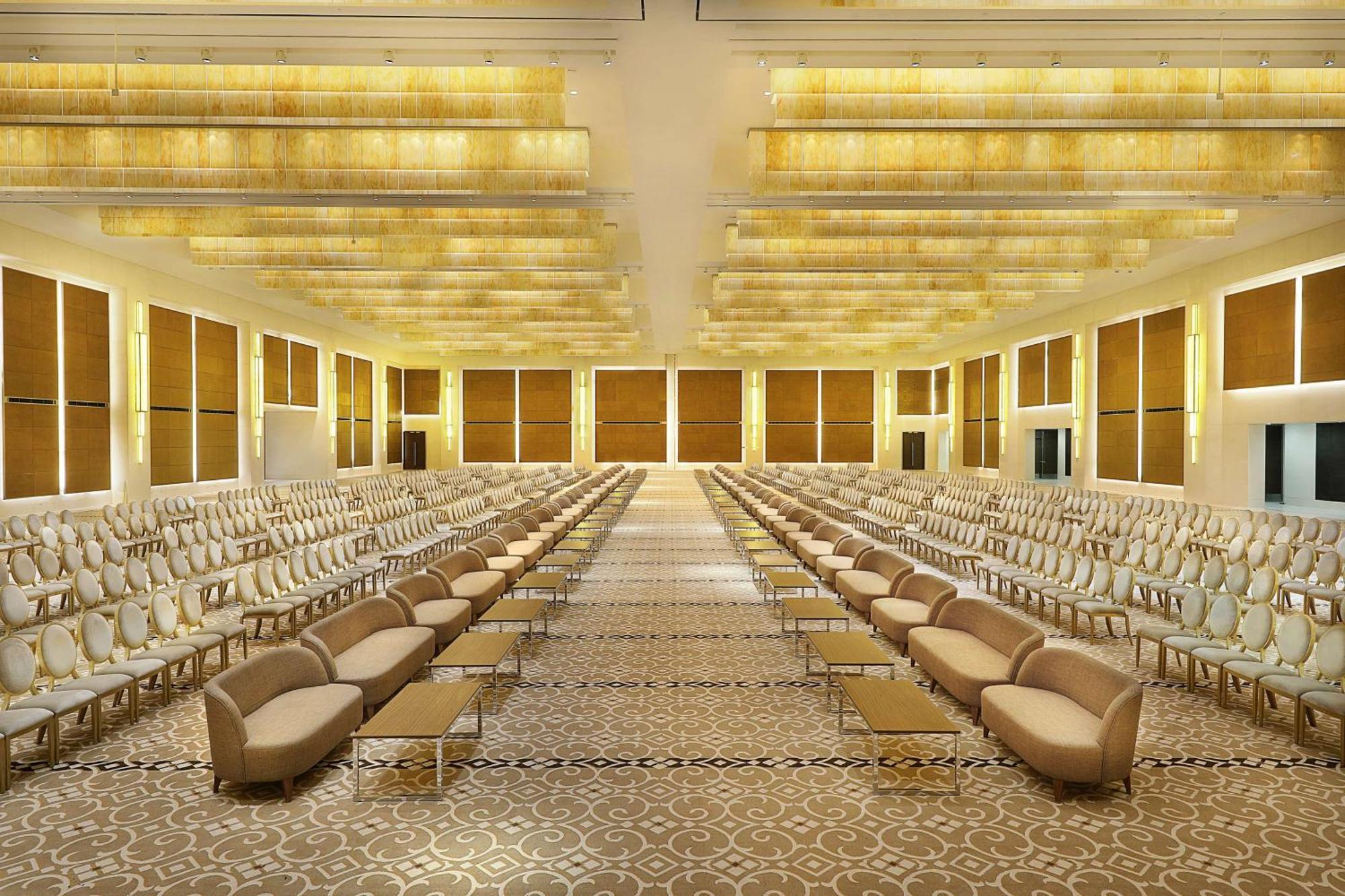Hilton Riyadh Hotel & Residences Eksteriør bilde The photo shows a spacious, elegantly designed hall with a luxurious atmosphere. The room features two rows of beige sofas lined up along the sides, with a central aisle. The walls are adorned with large windows that allow natural light to fill the s