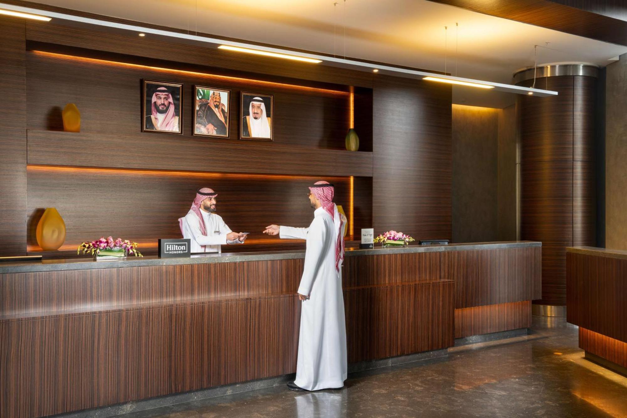 Hilton Riyadh Hotel & Residences Eksteriør bilde A Saudi Arabian man in traditional dress